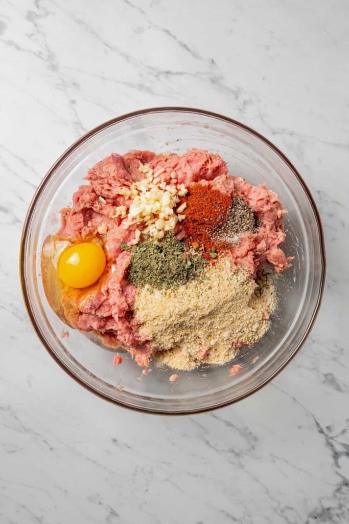 In a large bowl, mix the ground turkey, breadcrumbs, egg, paprika, cayenne, salt, pepper, garlic, and oregano until well combined