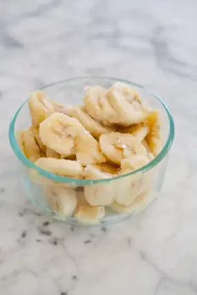 Freeze the banana pieces for at least 2 hours