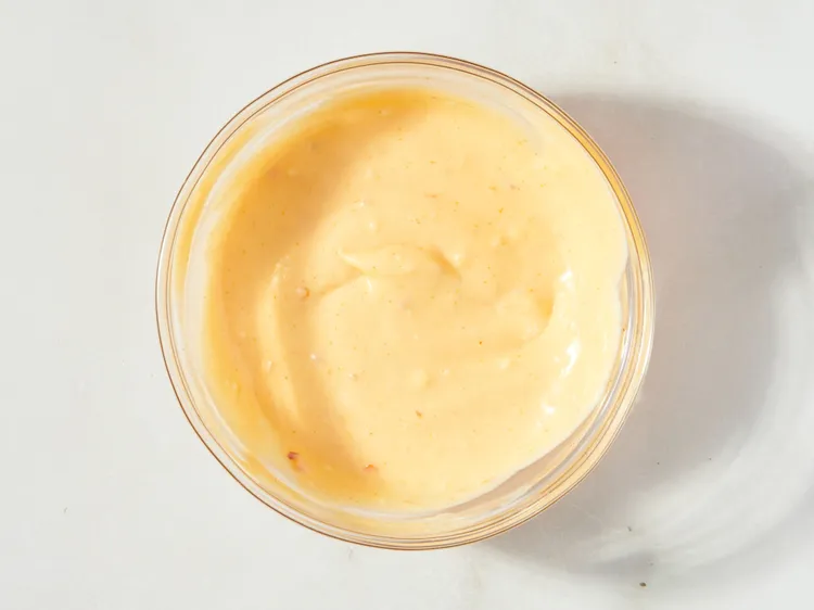 In a small bowl, stir together mayonnaise, sweet chili sauce, hot sauce, and rice vinegar until smooth. Set aside