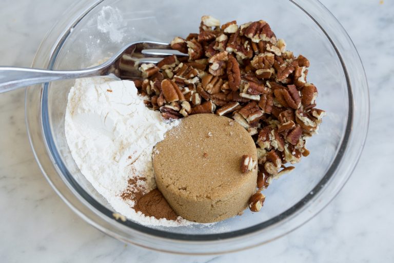 In a separate bowl, combine the flour, brown sugar, cinnamon, and pecans